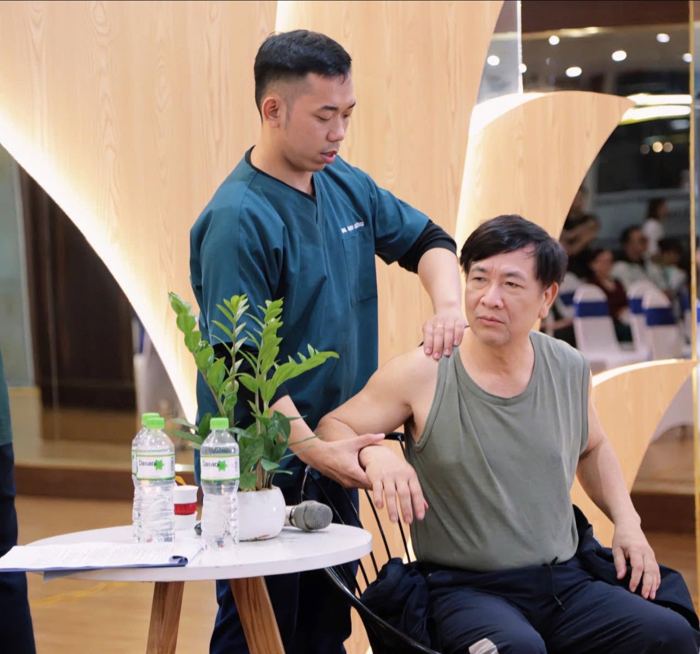 Bác sĩ trị liệu đau vai, thắt lưng